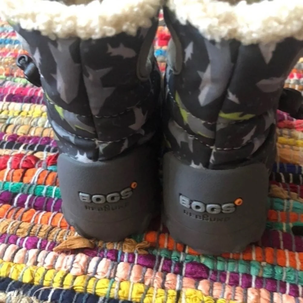 Bogs sharks baby snow boots -size 5us infant/ 21 eu - Picture 3 of 6
